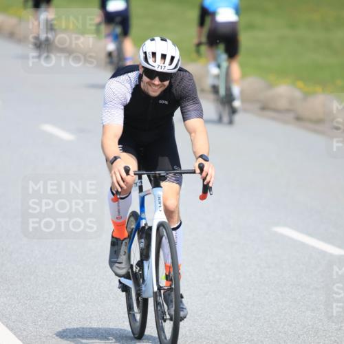 21.06.2025 - 27. Vierlanden-Triathlon H.Heesch http://msf.ph/oto/7989513 15.06.2025 11:47:14 Radfahren 717, 787 meine-sportfotos.de