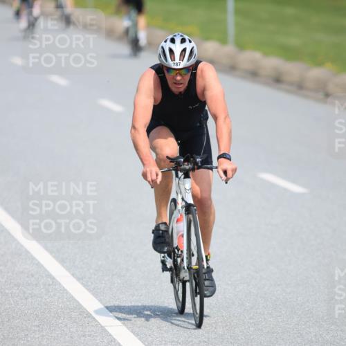 21.06.2025 - 27. Vierlanden-Triathlon H.Heesch http://msf.ph/oto/7989519 15.06.2025 11:47:17 Radfahren 717, 787 meine-sportfotos.de