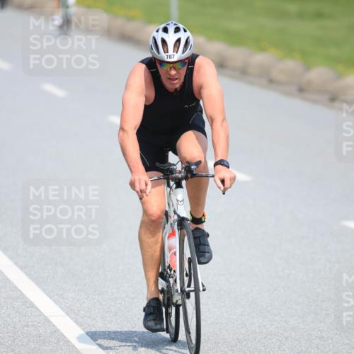 21.06.2025 - 27. Vierlanden-Triathlon H.Heesch http://msf.ph/oto/7989534 15.06.2025 11:47:17 Radfahren 717, 787 meine-sportfotos.de