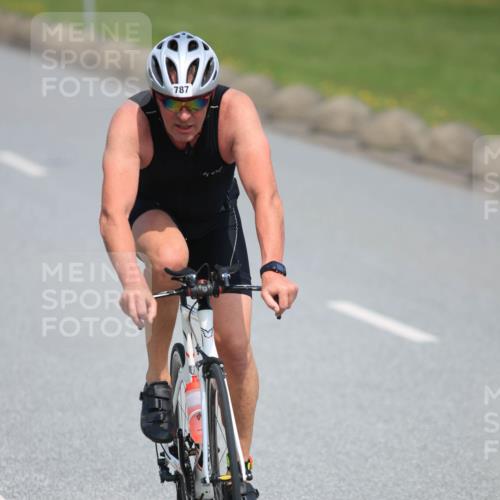 21.06.2025 - 27. Vierlanden-Triathlon H.Heesch http://msf.ph/oto/7989559 15.06.2025 11:47:18 Radfahren 717, 787 meine-sportfotos.de