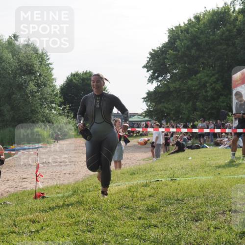 15.06.2025 - 27. Vierlanden-Triathlon KatJ http://msf.ph/oto/7989674 15.06.2025 09:09:01 Schwimmen 199, 204 meine-sportfotos.de