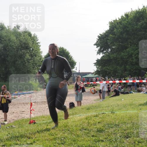 15.06.2025 - 27. Vierlanden-Triathlon KatJ http://msf.ph/oto/7989705 15.06.2025 09:09:01 Schwimmen 199, 204 meine-sportfotos.de