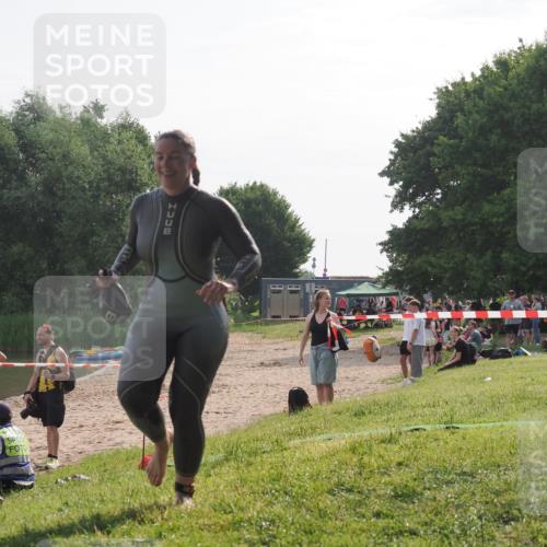 15.06.2025 - 27. Vierlanden-Triathlon KatJ http://msf.ph/oto/7989739 15.06.2025 09:09:02 Schwimmen 199, 204 meine-sportfotos.de