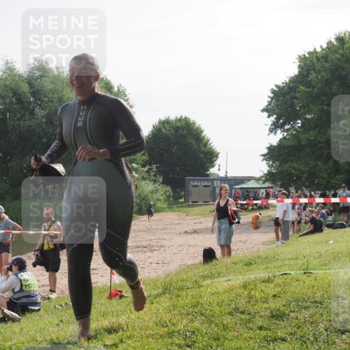 15.06.2025 - 27. Vierlanden-Triathlon KatJ http://msf.ph/oto/7989763 15.06.2025 09:09:02 Schwimmen 199, 204 meine-sportfotos.de