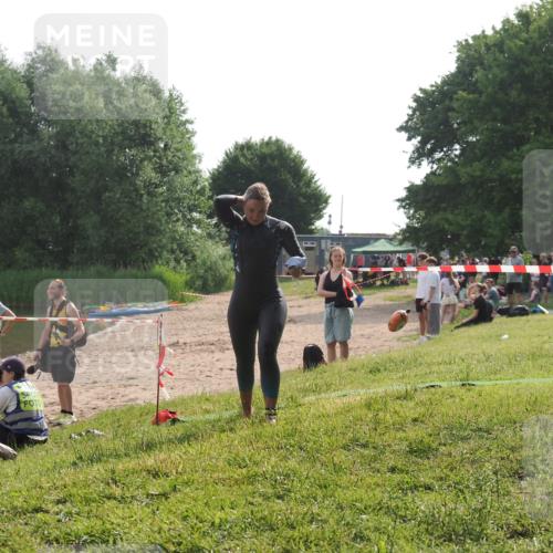 15.06.2025 - 27. Vierlanden-Triathlon KatJ http://msf.ph/oto/7989878 15.06.2025 09:09:08 Schwimmen 199, 204 meine-sportfotos.de