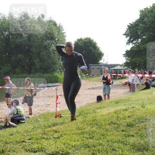 15.06.2025 - 27. Vierlanden-Triathlon KatJ http://msf.ph/oto/7989904 15.06.2025 09:09:09 Schwimmen 199, 204 meine-sportfotos.de