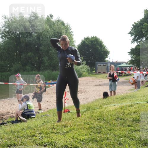 15.06.2025 - 27. Vierlanden-Triathlon KatJ http://msf.ph/oto/7989929 15.06.2025 09:09:09 Schwimmen 199, 204 meine-sportfotos.de