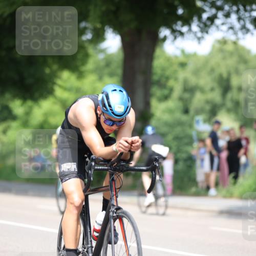 15.06.2025 - 7 Türme Triathlon Yannick Fuchs http://msf.ph/oto/7989990 15.06.2025 13:03:06 Radfahren 194, 652, 798, 826, 953, 974, 1085, 1106, 1180 meine-sportfotos.de