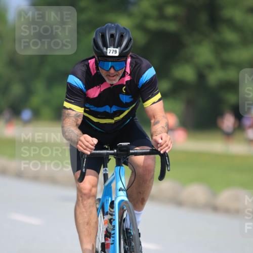 21.06.2025 - 27. Vierlanden-Triathlon H.Heesch http://msf.ph/oto/7990039 15.06.2025 11:49:31 Radfahren 779, 828, 855 meine-sportfotos.de