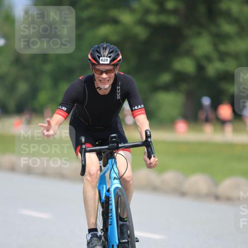 21.06.2025 - 27. Vierlanden-Triathlon H.Heesch http://msf.ph/oto/7990074 15.06.2025 11:49:38 Radfahren 810, 828, 845, 855 meine-sportfotos.de