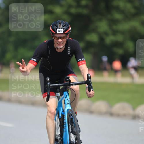 21.06.2025 - 27. Vierlanden-Triathlon H.Heesch http://msf.ph/oto/7990087 15.06.2025 11:49:39 Radfahren 810, 828, 845 meine-sportfotos.de