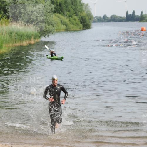21.06.2025 - 27. Vierlanden-Triathlon MichiJ http://msf.ph/oto/7990119 15.06.2026 09:52:55 Schwimmen 328 meine-sportfotos.de