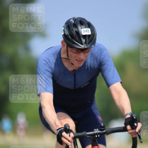 21.06.2025 - 27. Vierlanden-Triathlon H.Heesch http://msf.ph/oto/7990140 15.06.2025 11:49:42 Radfahren 810, 828, 845 meine-sportfotos.de