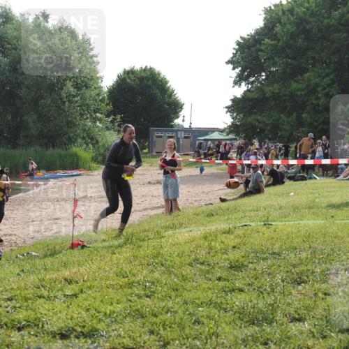 15.06.2025 - 27. Vierlanden-Triathlon KatJ http://msf.ph/oto/7990164 15.06.2025 09:10:21 Schwimmen 213, 250 meine-sportfotos.de