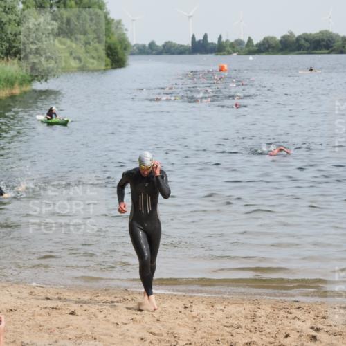 21.06.2025 - 27. Vierlanden-Triathlon MichiJ http://msf.ph/oto/7990201 15.06.2026 09:52:57 Schwimmen 328 meine-sportfotos.de