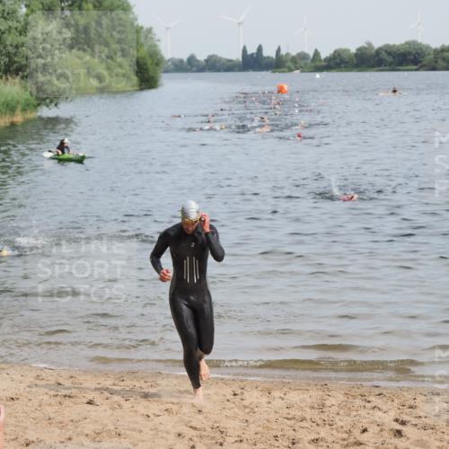 21.06.2025 - 27. Vierlanden-Triathlon MichiJ http://msf.ph/oto/7990212 15.06.2026 09:52:57 Schwimmen 328 meine-sportfotos.de