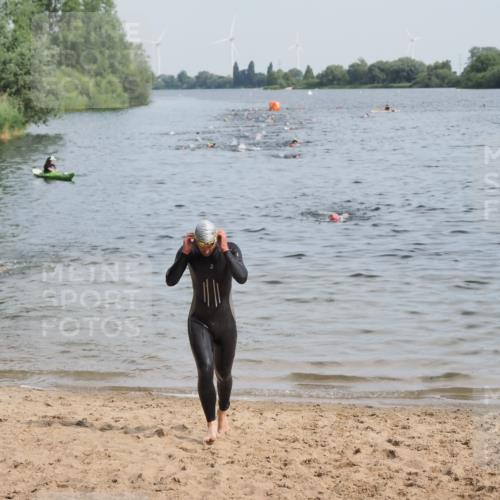 21.06.2025 - 27. Vierlanden-Triathlon MichiJ http://msf.ph/oto/7990236 15.06.2026 09:52:57 Schwimmen 328 meine-sportfotos.de