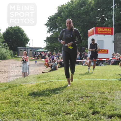 15.06.2025 - 27. Vierlanden-Triathlon KatJ http://msf.ph/oto/7990270 15.06.2025 09:10:24 Schwimmen 213, 218, 250 meine-sportfotos.de