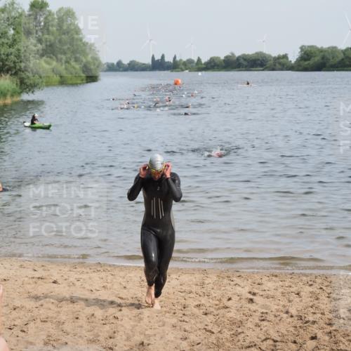 21.06.2025 - 27. Vierlanden-Triathlon MichiJ http://msf.ph/oto/7990271 15.06.2026 09:52:58 Schwimmen 328 meine-sportfotos.de