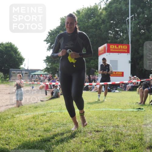 15.06.2025 - 27. Vierlanden-Triathlon KatJ http://msf.ph/oto/7990337 15.06.2025 09:10:24 Schwimmen 213, 218, 250 meine-sportfotos.de