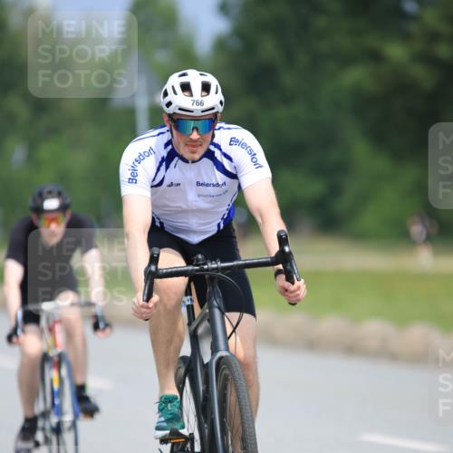 21.06.2025 - 27. Vierlanden-Triathlon H.Heesch http://msf.ph/oto/7990352 15.06.2025 11:50:17 Radfahren 670, 729, 731, 766, 783 meine-sportfotos.de