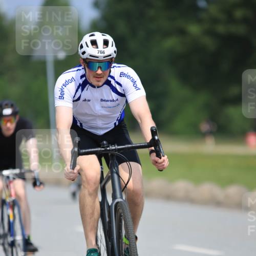 21.06.2025 - 27. Vierlanden-Triathlon H.Heesch http://msf.ph/oto/7990364 15.06.2025 11:50:17 Radfahren 670, 729, 731, 766, 783 meine-sportfotos.de