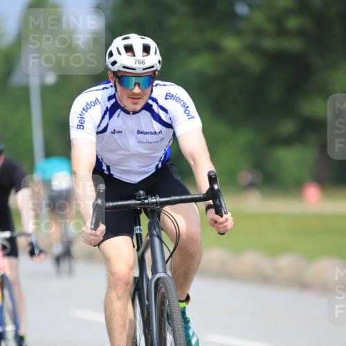 21.06.2025 - 27. Vierlanden-Triathlon H.Heesch http://msf.ph/oto/7990373 15.06.2025 11:50:17 Radfahren 670, 729, 731, 766, 783 meine-sportfotos.de
