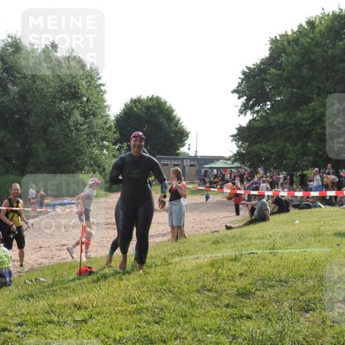 15.06.2025 - 27. Vierlanden-Triathlon KatJ http://msf.ph/oto/7990382 15.06.2025 09:10:28 Schwimmen 213, 218, 250 meine-sportfotos.de