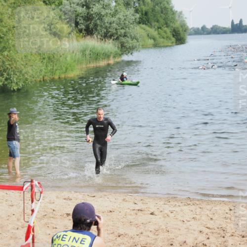 21.06.2025 - 27. Vierlanden-Triathlon MichiJ http://msf.ph/oto/7990399 15.06.2026 09:53:05 Schwimmen 265, 328 meine-sportfotos.de