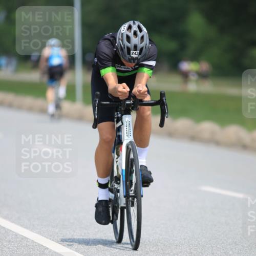 21.06.2025 - 27. Vierlanden-Triathlon H.Heesch http://msf.ph/oto/7990408 15.06.2025 11:50:28 Radfahren 242 meine-sportfotos.de