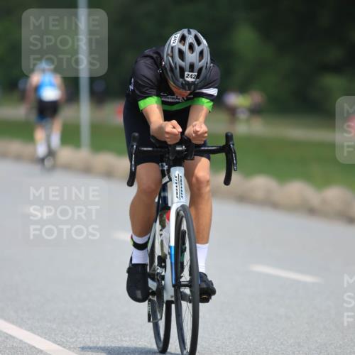 21.06.2025 - 27. Vierlanden-Triathlon H.Heesch http://msf.ph/oto/7990412 15.06.2025 11:50:28 Radfahren 242 meine-sportfotos.de
