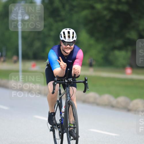 21.06.2025 - 27. Vierlanden-Triathlon H.Heesch http://msf.ph/oto/7990433 15.06.2025 11:50:45 Radfahren 750, 769 meine-sportfotos.de