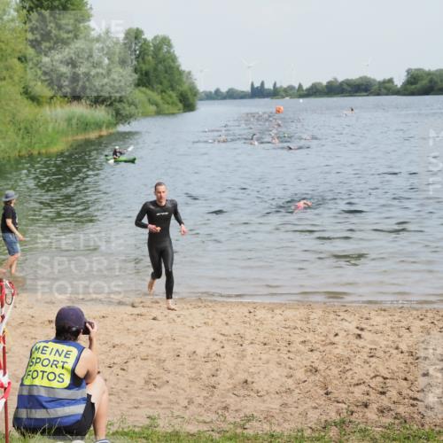 21.06.2025 - 27. Vierlanden-Triathlon MichiJ http://msf.ph/oto/7990488 15.06.2026 09:53:06 Schwimmen 265, 328 meine-sportfotos.de