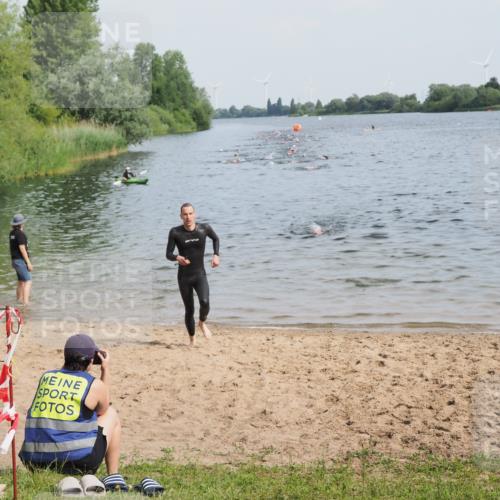 21.06.2025 - 27. Vierlanden-Triathlon MichiJ http://msf.ph/oto/7990503 15.06.2026 09:53:07 Schwimmen 265, 328 meine-sportfotos.de