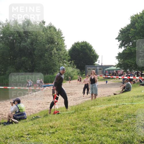 15.06.2025 - 27. Vierlanden-Triathlon KatJ http://msf.ph/oto/7990513 15.06.2025 09:11:55 Schwimmen 229, 245 meine-sportfotos.de