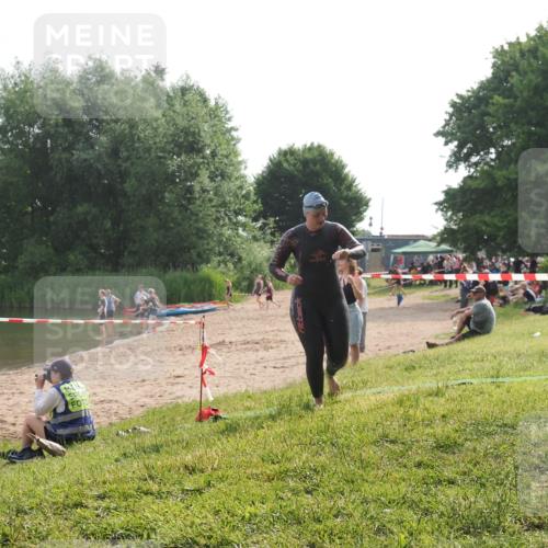 15.06.2025 - 27. Vierlanden-Triathlon KatJ http://msf.ph/oto/7990551 15.06.2025 09:11:56 Schwimmen 229, 245 meine-sportfotos.de
