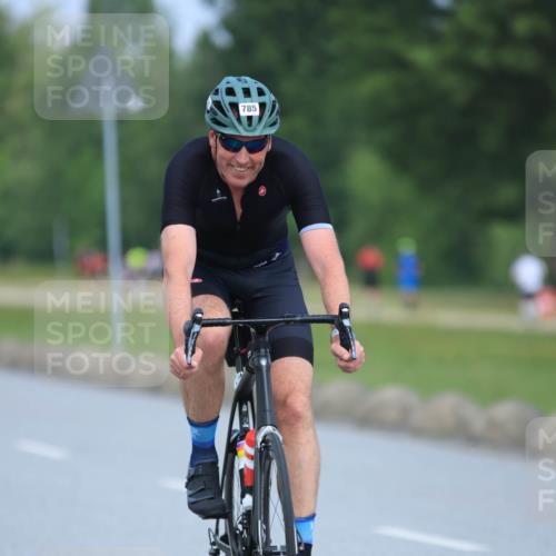 21.06.2025 - 27. Vierlanden-Triathlon H.Heesch http://msf.ph/oto/7990631 15.06.2025 11:52:37 Radfahren 201, 663, 672, 785, 789, 856, 963 meine-sportfotos.de