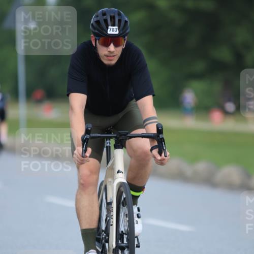 21.06.2025 - 27. Vierlanden-Triathlon H.Heesch http://msf.ph/oto/7990691 15.06.2025 11:52:52 Radfahren 703, 791, 801 meine-sportfotos.de