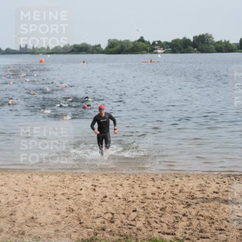 21.06.2025 - 27. Vierlanden-Triathlon MichiJ http://msf.ph/oto/7990823 15.06.2026 09:53:56 Schwimmen 307 meine-sportfotos.de