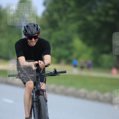 21.06.2025 - 27. Vierlanden-Triathlon H.Heesch http://msf.ph/oto/7990863 15.06.2025 11:53:47 Radfahren 745, 893, 966 meine-sportfotos.de