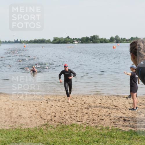 21.06.2025 - 27. Vierlanden-Triathlon MichiJ http://msf.ph/oto/7990915 15.06.2026 09:53:58 Schwimmen 267, 307 meine-sportfotos.de