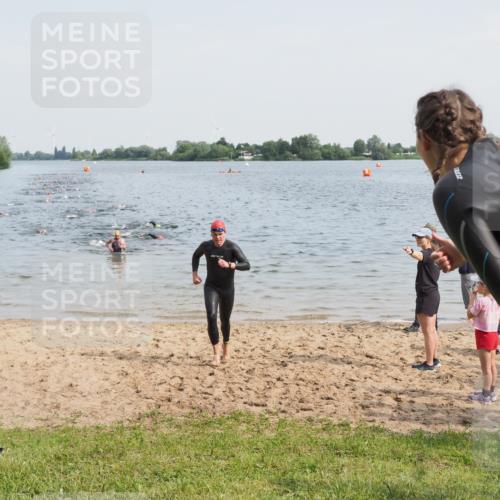 21.06.2025 - 27. Vierlanden-Triathlon MichiJ http://msf.ph/oto/7990956 15.06.2026 09:53:58 Schwimmen 267, 307 meine-sportfotos.de