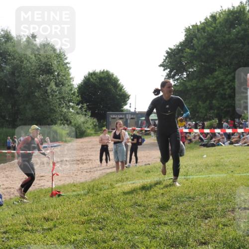 15.06.2025 - 27. Vierlanden-Triathlon KatJ http://msf.ph/oto/7990979 15.06.2025 09:12:06 Schwimmen 201, 215, 229 meine-sportfotos.de