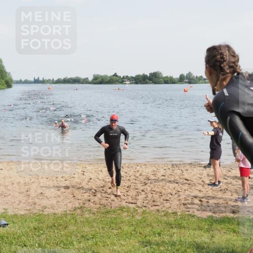 21.06.2025 - 27. Vierlanden-Triathlon MichiJ http://msf.ph/oto/7991001 15.06.2026 09:53:59 Schwimmen 267, 307 meine-sportfotos.de