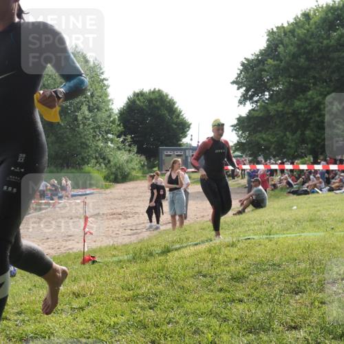 15.06.2025 - 27. Vierlanden-Triathlon KatJ http://msf.ph/oto/7991061 15.06.2025 09:12:08 Schwimmen 201, 215, 229 meine-sportfotos.de