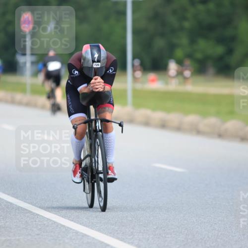 21.06.2025 - 27. Vierlanden-Triathlon H.Heesch http://msf.ph/oto/7991116 15.06.2025 11:54:23 Radfahren 726, 753, 816, 860 meine-sportfotos.de