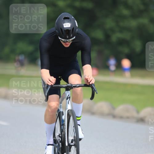 21.06.2025 - 27. Vierlanden-Triathlon H.Heesch http://msf.ph/oto/7991128 15.06.2025 11:55:11 Radfahren 203, 780, 799, 835, 970 meine-sportfotos.de