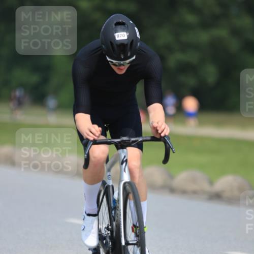 21.06.2025 - 27. Vierlanden-Triathlon H.Heesch http://msf.ph/oto/7991135 15.06.2025 11:55:11 Radfahren 203, 780, 799, 835, 970 meine-sportfotos.de