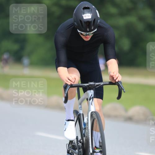 21.06.2025 - 27. Vierlanden-Triathlon H.Heesch http://msf.ph/oto/7991146 15.06.2025 11:55:12 Radfahren 203, 780, 799, 835, 970 meine-sportfotos.de
