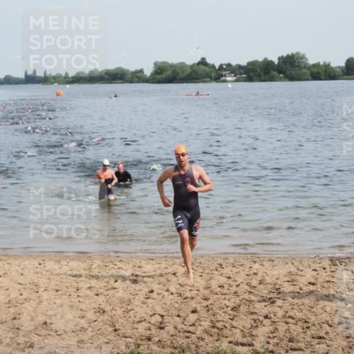21.06.2025 - 27. Vierlanden-Triathlon MichiJ http://msf.ph/oto/7991188 15.06.2026 09:54:06 Schwimmen 267, 307, 356 meine-sportfotos.de